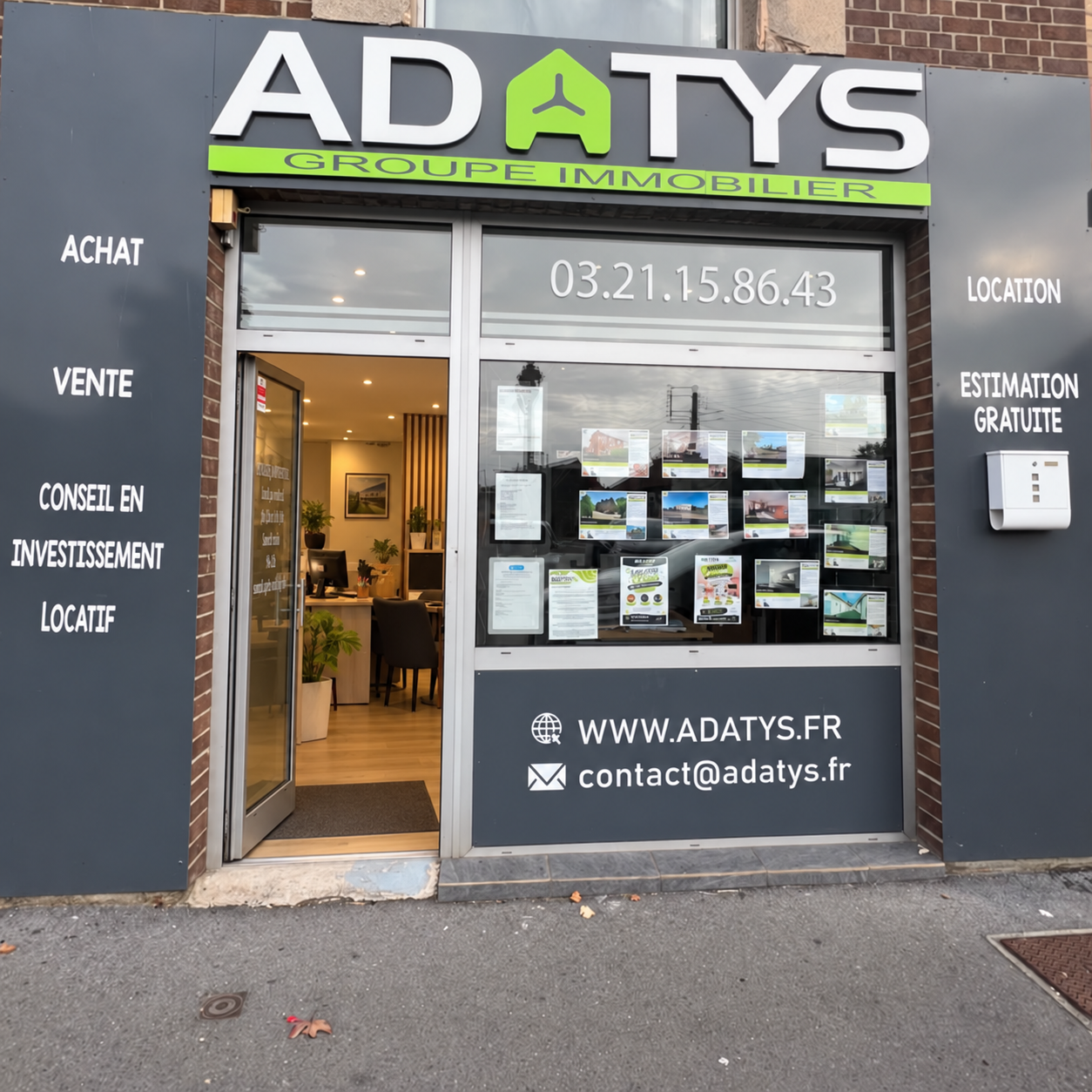 Façade de l’agence Adatys à Brebières, porte ouverte sur l’intérieur de l’agence